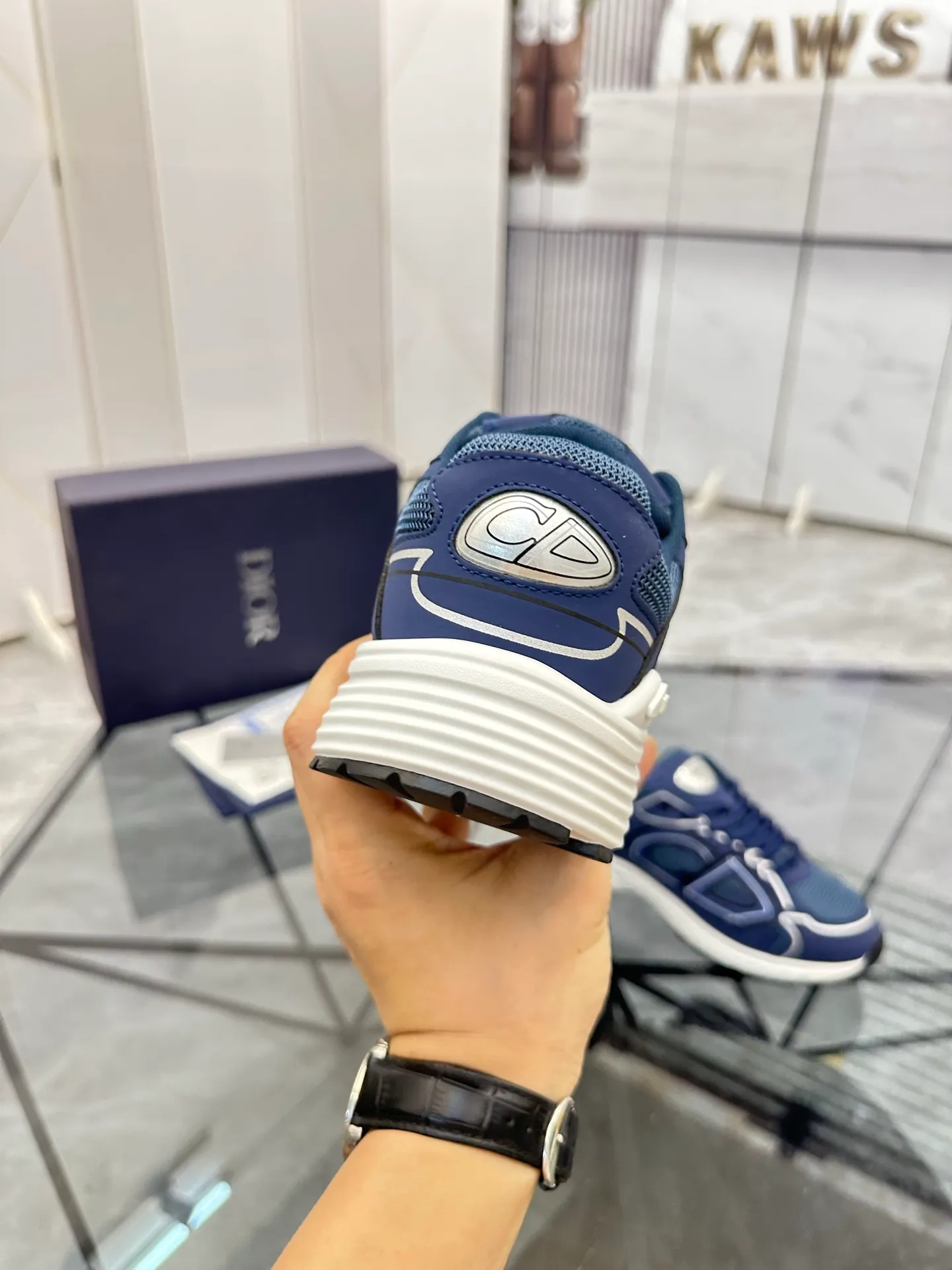 Men's shoes: 💰P400¥ Available in Guangzhou Product trademark: Dior* "Dior*" low-top casual shoes Regular size: 35-46 (can be customized to 47) Couple style Product materials: Upper imported cowhide stitched with original fabric, breathable lining, ultra-light foam original outsole. No.: 007